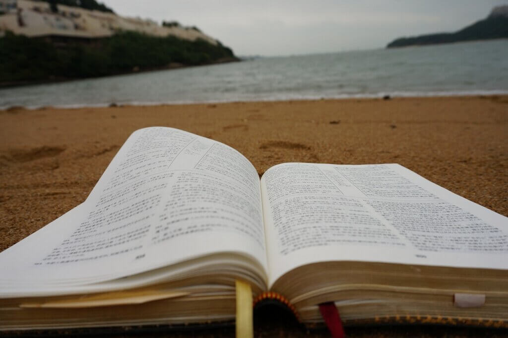 libro su spiaggia